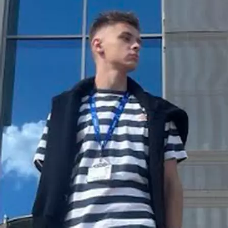 A graduated student sharing their story about joining Matrix Academy, a virtual high school with OSSD credits, to experience different study approaches and improve their English and critical thinking skills with fully online private classes.